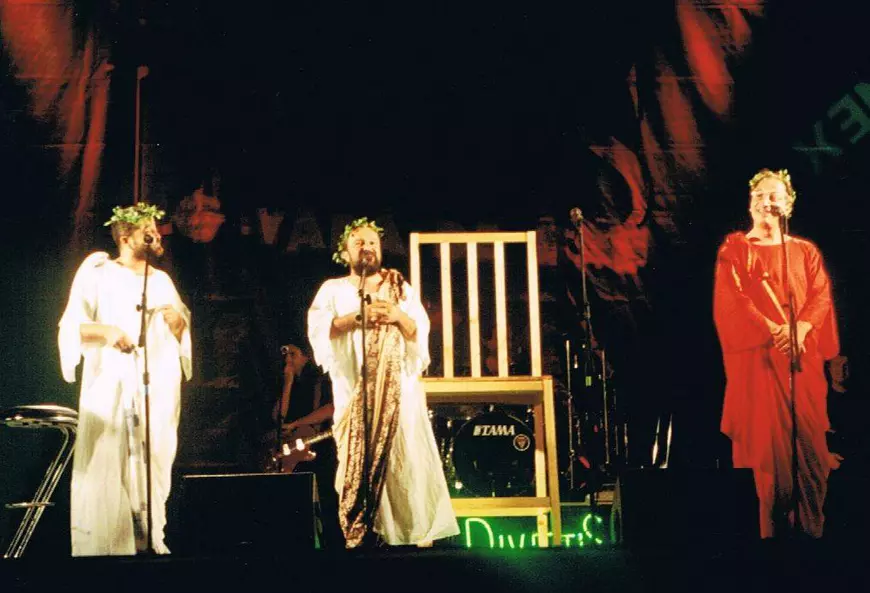 Ioan Gyuri pascu și Cristian Grețcu, într-o scenetă cu grupul Divertis