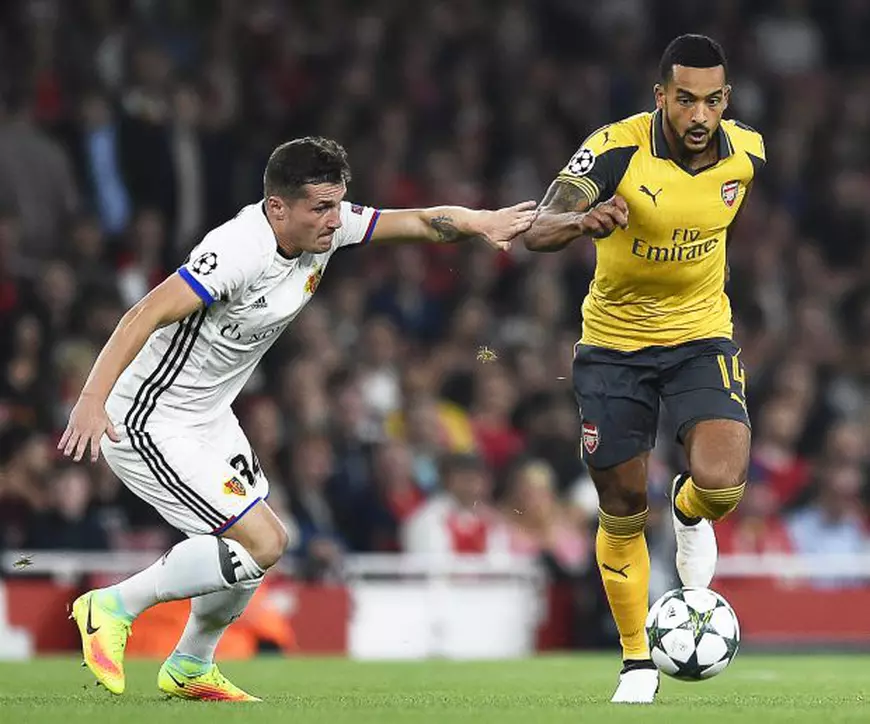 epa05560691 Theo Walcott (R) of Arsenal in action against Taulant Xhaka (L) of Basel during the UEFA Champions League group A soccer match between Arsenal FC and FC Basel in London, Britain, 28 September 2016. EPA/FACUNDO ARRIZABALAGA