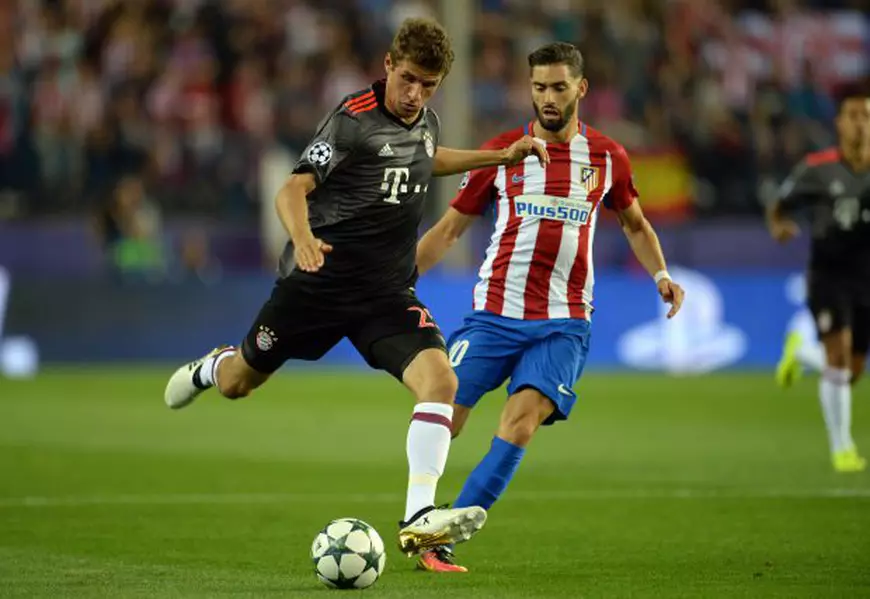 epa05560701 Munich's Thomas Mueller (L) und Yannick Carrasco of Atletico in action during the UEFA Champions League Group D match between Atletico Madrid and Bayern Munich at the Vicente Calderon stadium in Madrid, Spain, 28 September 2016. EPA/ANDREAS GEBERT