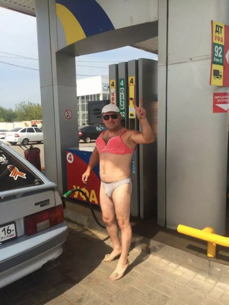 Ofertă benzinărie, clienți în costum de baie