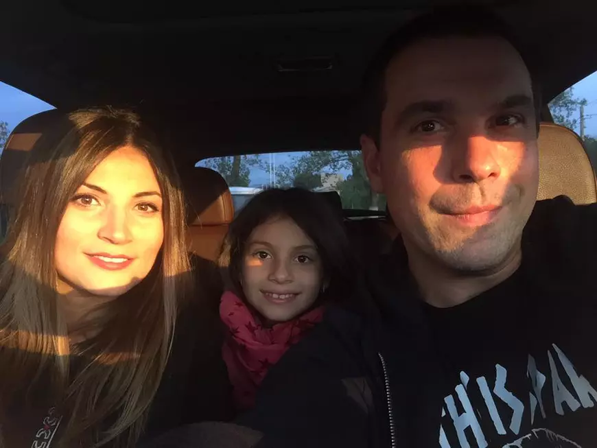 Ioana Ginghină și soțul ei, Alexandru papadopol, alături de fetița lor, Ruxi, în mașină