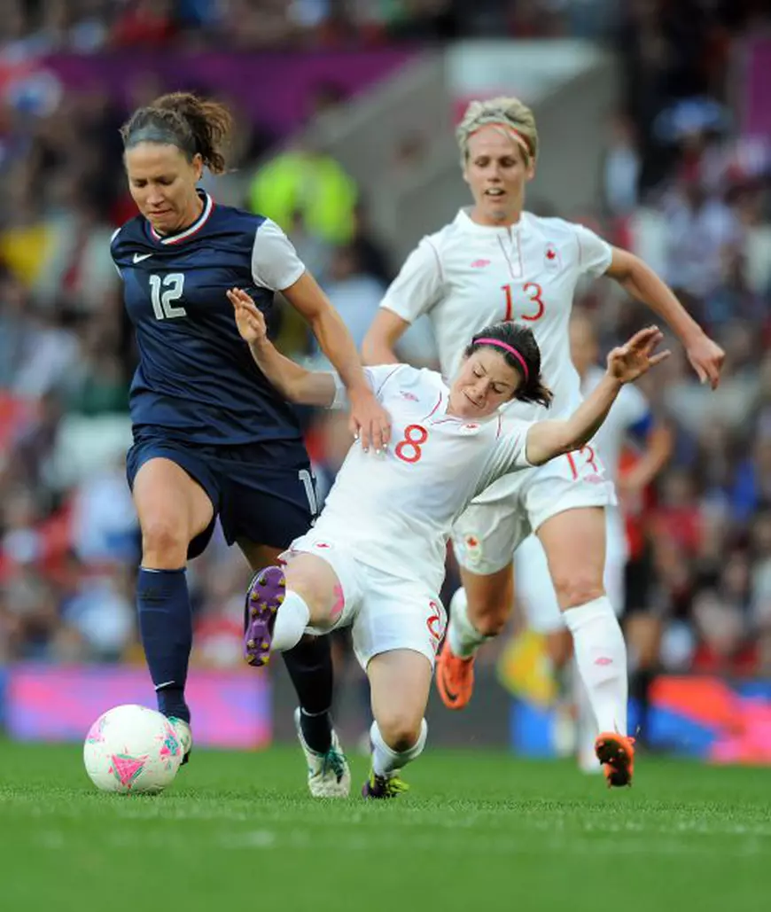 Lauren Cheney (stânga) și-a depășit toate adversarele la Jocurile Olimpice din 2008 și 2012. EPA/ROBIN PARKER