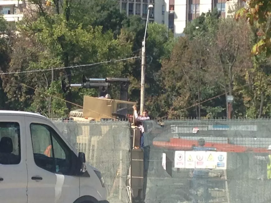 soferul iese dintr-o macara rasturnata la eroilor, pe santier