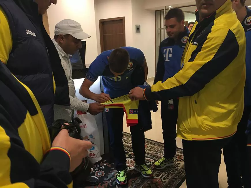 Tricolorii au oferit un tricou cu autografe gazdelor 