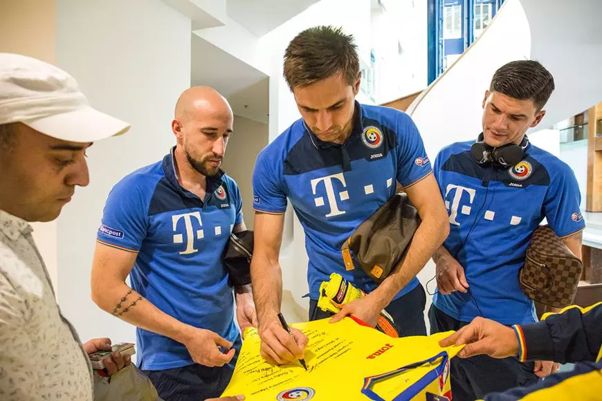 Ciprian Tătărușanu semnează. Latovlevici și Săpunaru așteaptă să le vină rândul