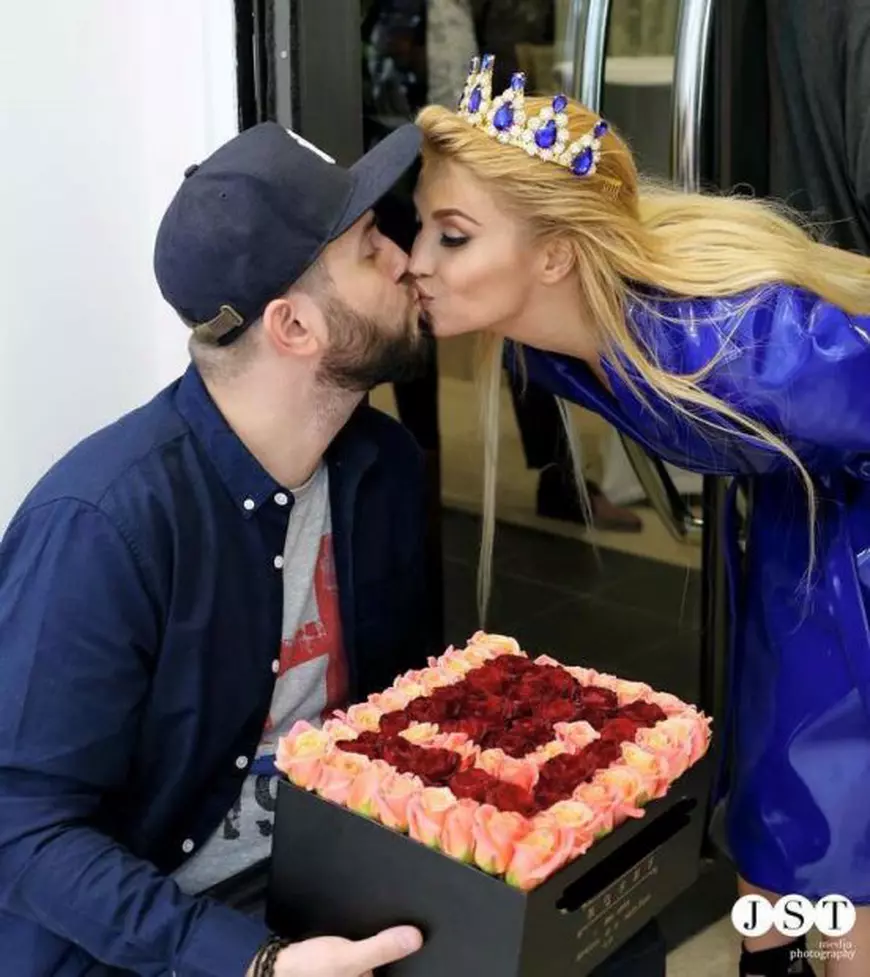 Lora și iubitul ei, în cea mai romantică ipostaza