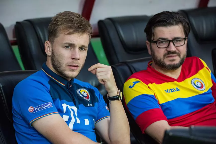 Alexandru Maxim (stânga) a stat pe bancă lângă medicul Laurențiu Oproiu la antrenamentul oficial
