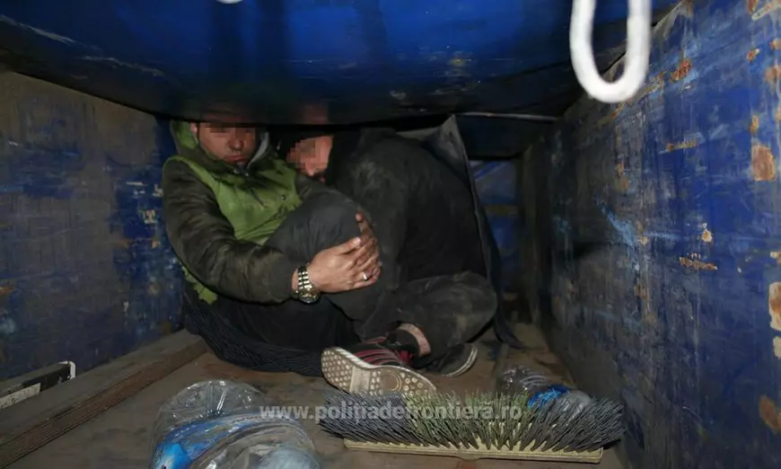 Migranți sirieni, ascunși în lada cu scule a unui camion