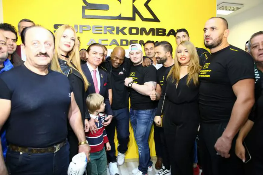 Mike Tyson și Prințul Paul s-au fotografiat cu luotatorii profesioniști și amatori care se antrenbează într-o sala de sport din București