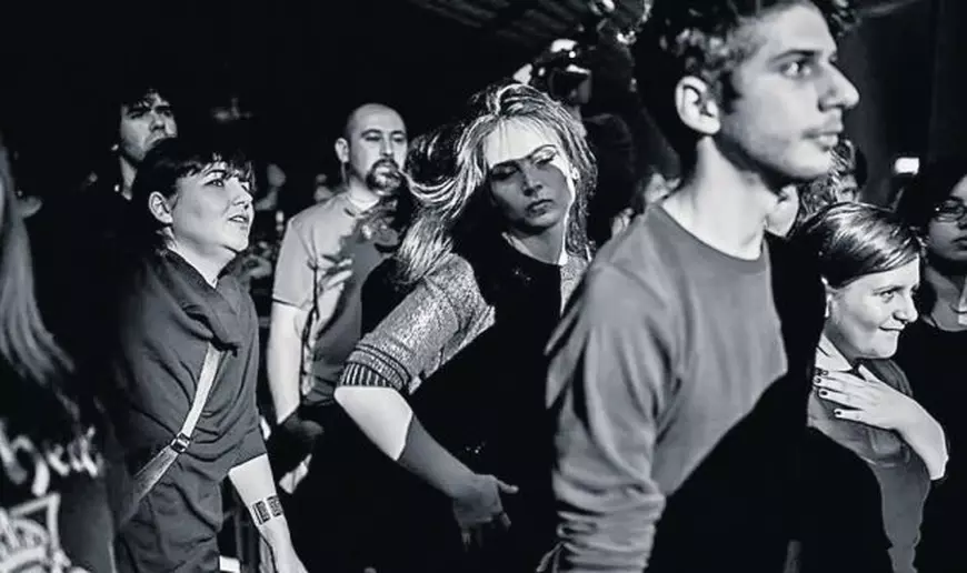 Trup și suflet alături de rockerii de pe scenă. E clar că toți cei din club se identificau cu muzica formației