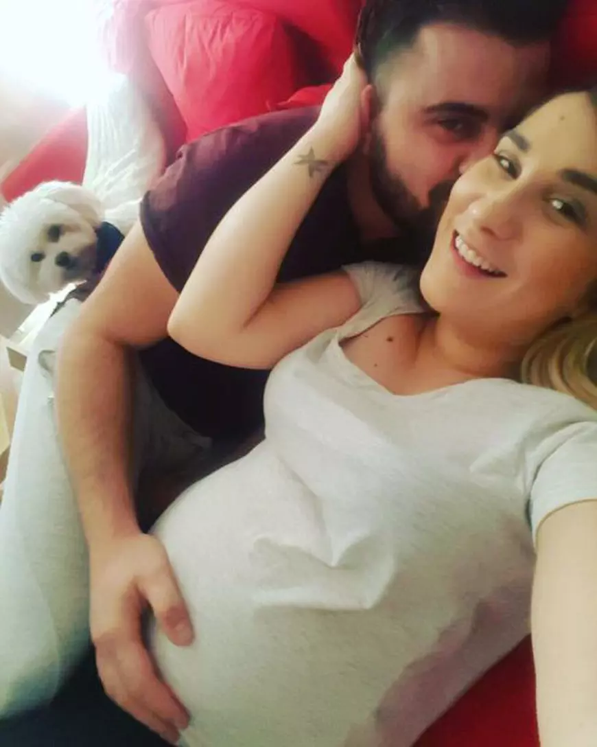 Tabloul perfect de familie. Adda s-a pozat alături de soțul ei. Împreună cu ei este și patrupedul familiei