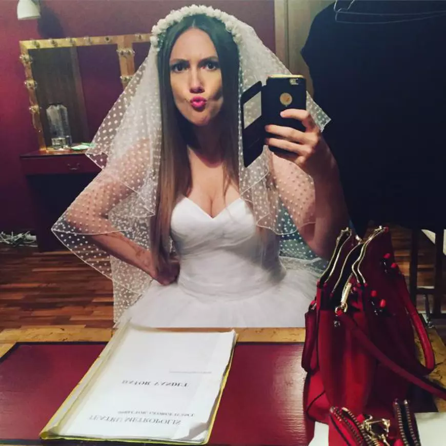 Adela Popescu a îmbrăcat din nou ochia de mireasă