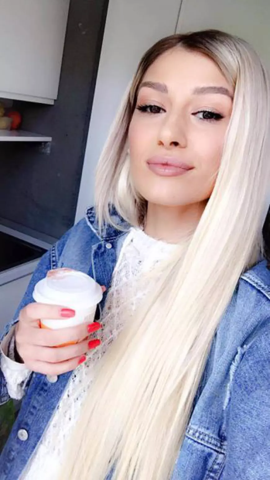 Alina Eremia și-a pus extensii. Părul artistei este foarte lung