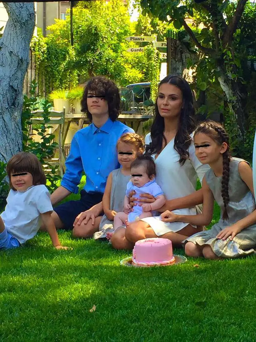 EXCLUSIV/ Adi Sînă și Anca Serea își plimbă copiii cu rândul. Prea mulți pentru o ieșire reușită