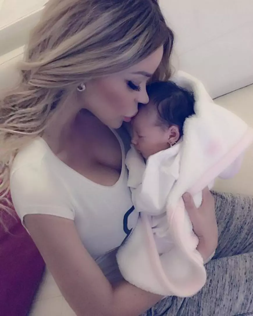 Bianca Dragusanu își ține în brațe fetița. Imagine emoționantă alături de Natalia Sofia