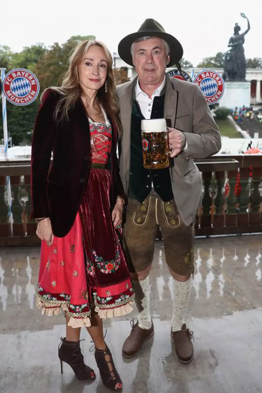 Carlo Ancelotti, antrenorul lui Bayern, şi Mariann Barrena McClay, soţia lui, pozează pentru fotografi cu o halbă de bere în mâini, cu ocazia vizitei la Oktoberfest. (FOTO: EPA) 