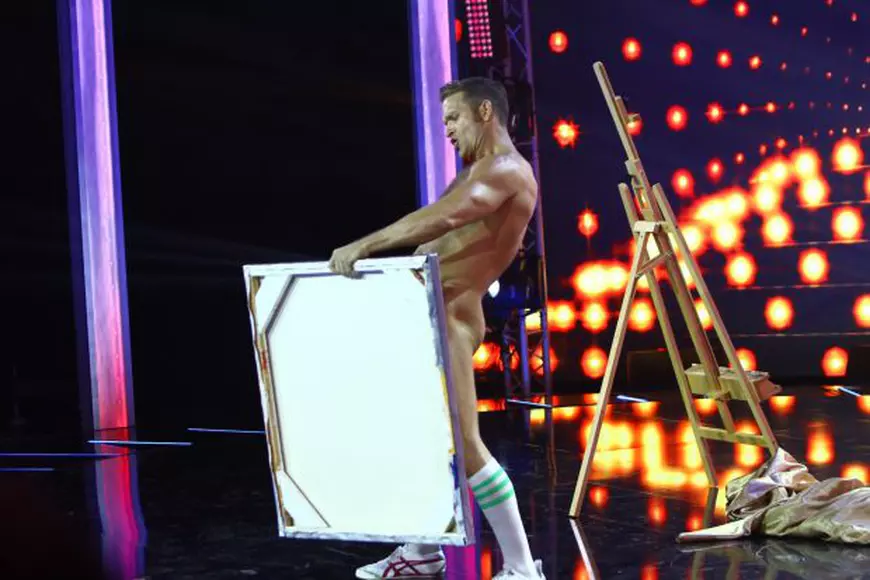 Barbatul de la iUmor, picteaza cu organul genital. Concurentul a aparut gol pe scenă