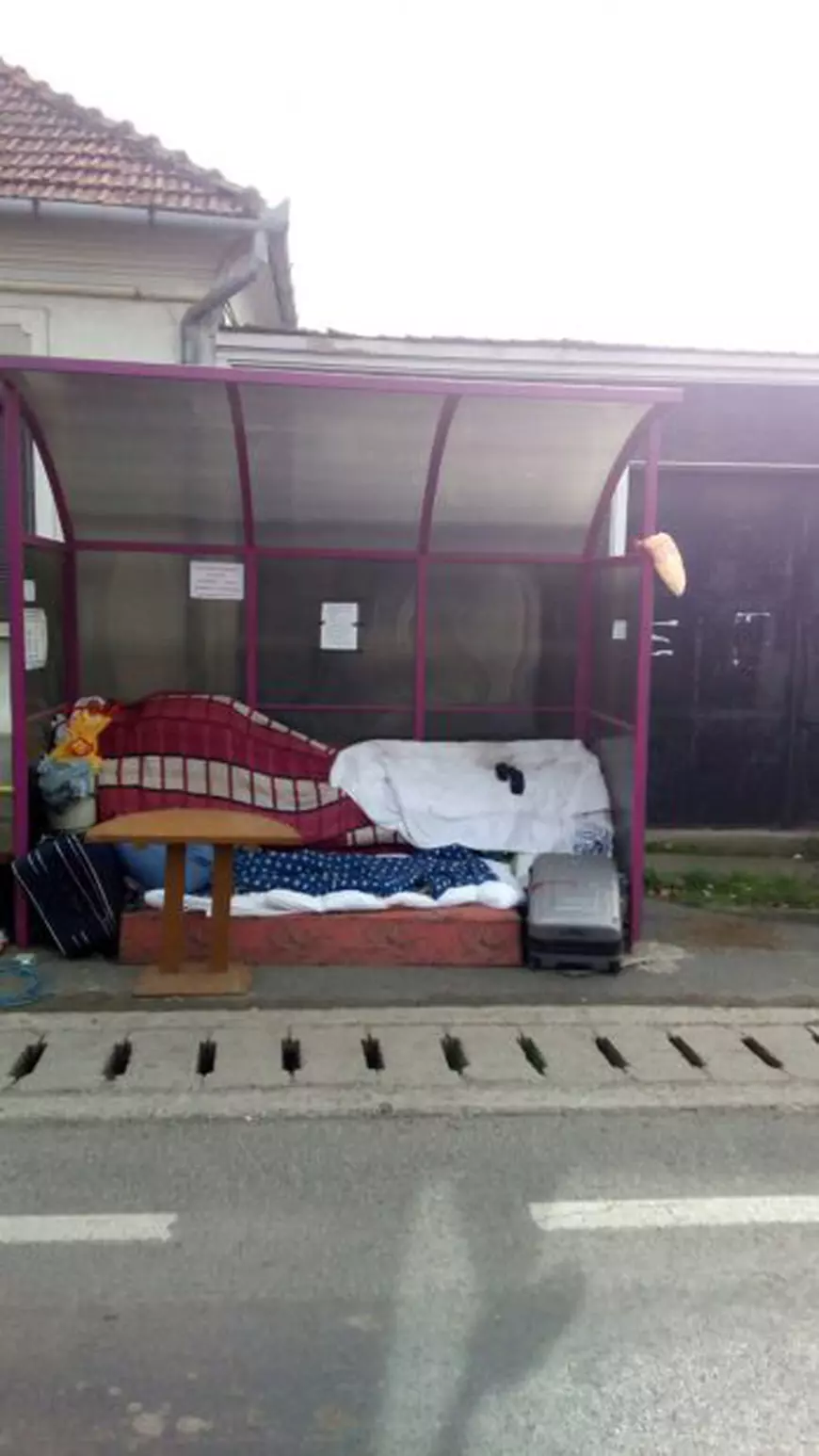 Doarme in statia de autobuz (2)