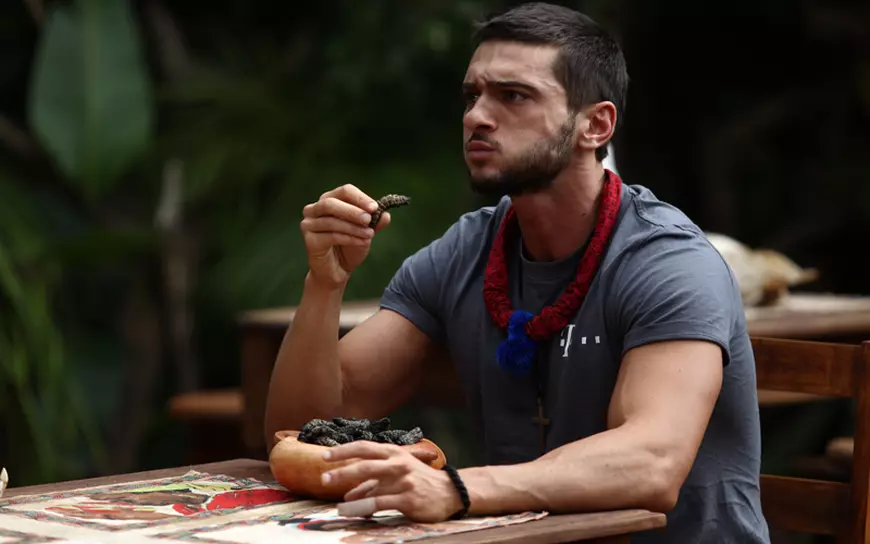 Lui Dorian i-a fost pus în față un castron plin cu viermi grași și suculenți