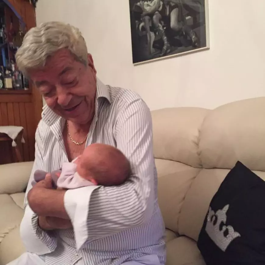 Fetita-Ioana-Dichiseanu in brate la bunicul Dichiseanu