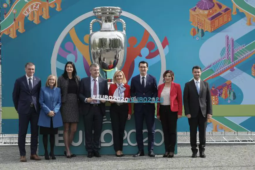 Primarul Gabriela Firea a promis verzi și uscate și s-a băgat în mijloc la poză FOTO: Gabriel Pătruț