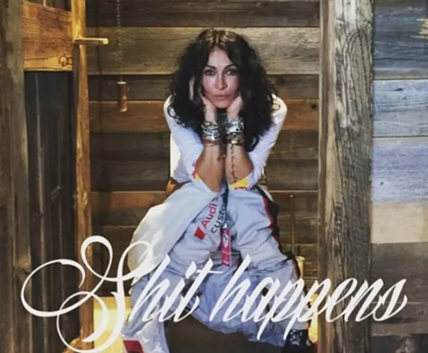 Mihaela Rădulescu, fotigrafiată în timp ce stătea pe vasul de toaleta