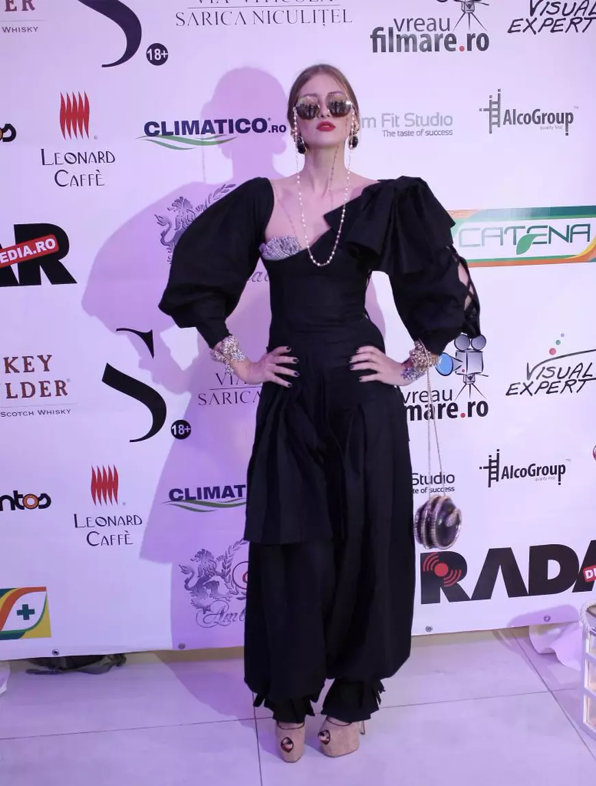 Iulia Albu a îmbrăcat o salopetă neagră, creație proprie