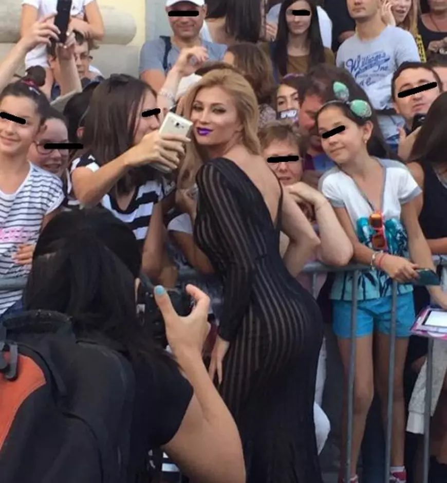 Lora a dat cărțile pe față. Iubitul ei o să fie surprins.