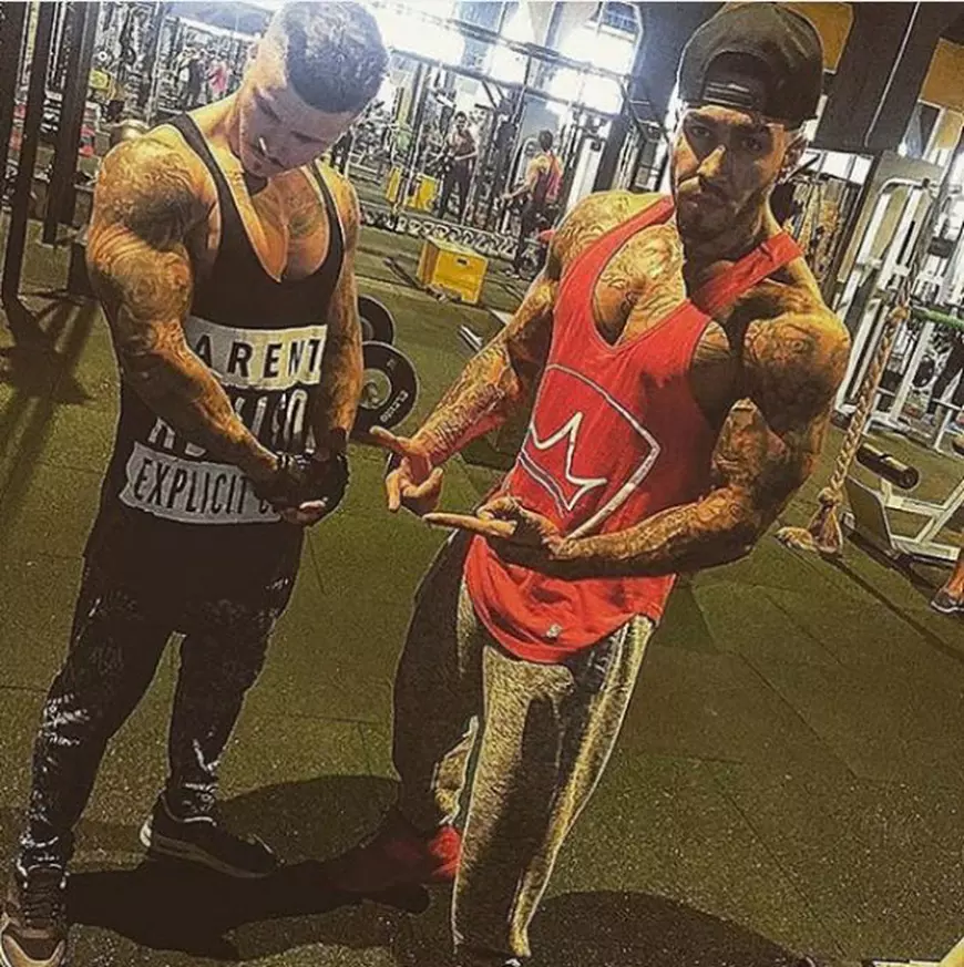 Alex Velea, în sala de sport alături de un prieten