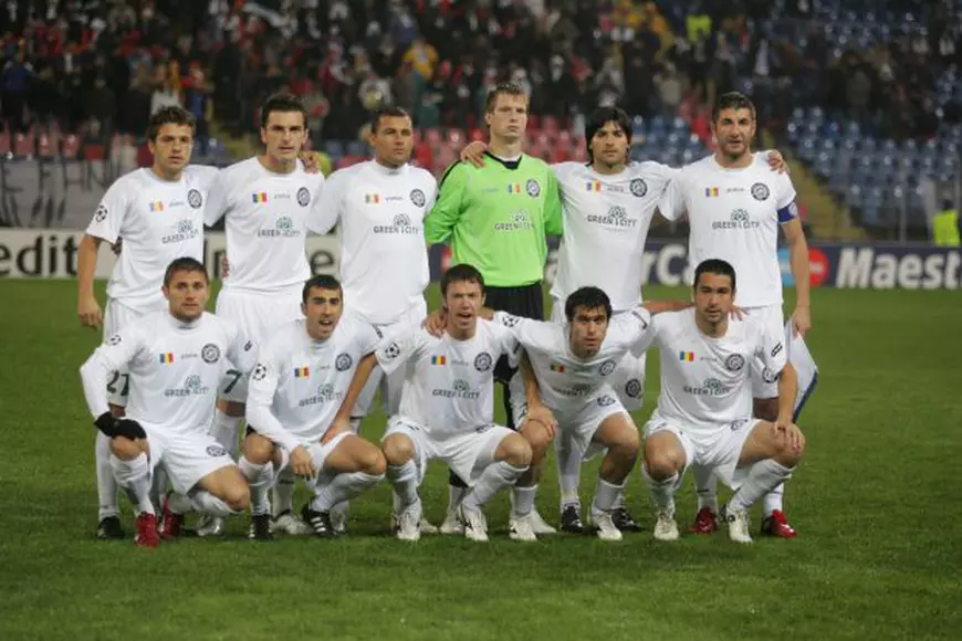 Echipa Unirea Urziceni pozeaza, inaintea meciului cu Glasgow Rangers, din etapa a patra a grupei G a Ligii Campionilor, disputat in Bucuresti, miercuri, 4 octombrie 2009.