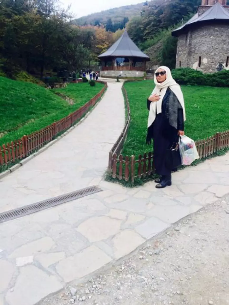 Narcisa Guță a mers să se roage la Manăstirea Prislop