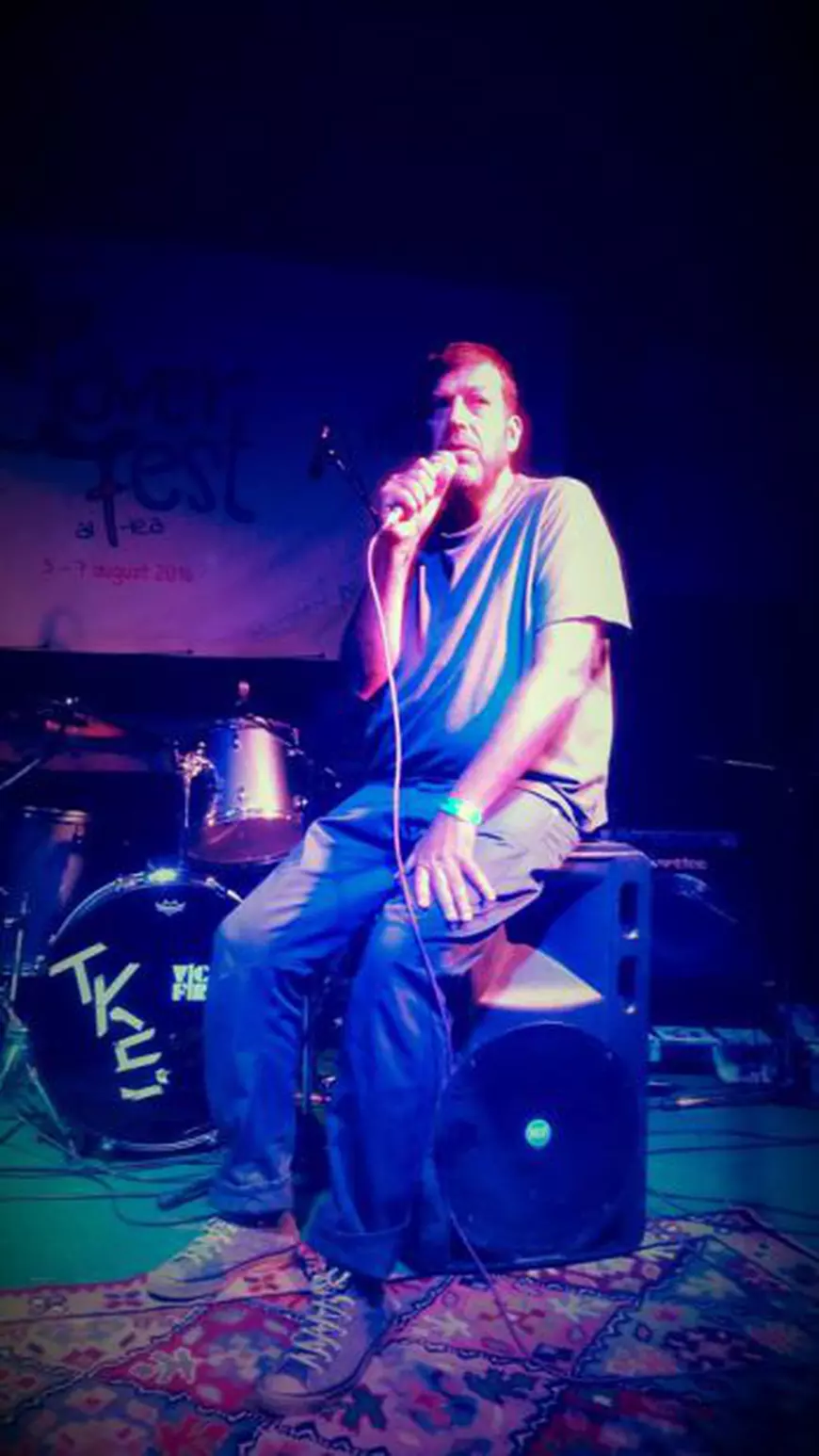 Plesac Adrian alias Artanu, pe scenă. Artistul l-a criticat dur pe Tudor Chirila