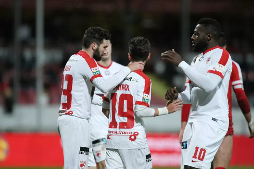 Fotbaliştii lui Dinamo se felicită, după ce echipa lor a preluat conducerea graţie unui autogol în meciul de cupă cu Dinamo II. (FOTO: Vlad Chirea)