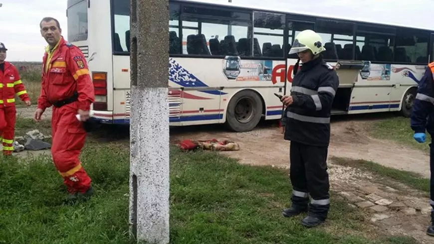 Șoferul a fost strivit de autobuz, după ce cricul a cedat