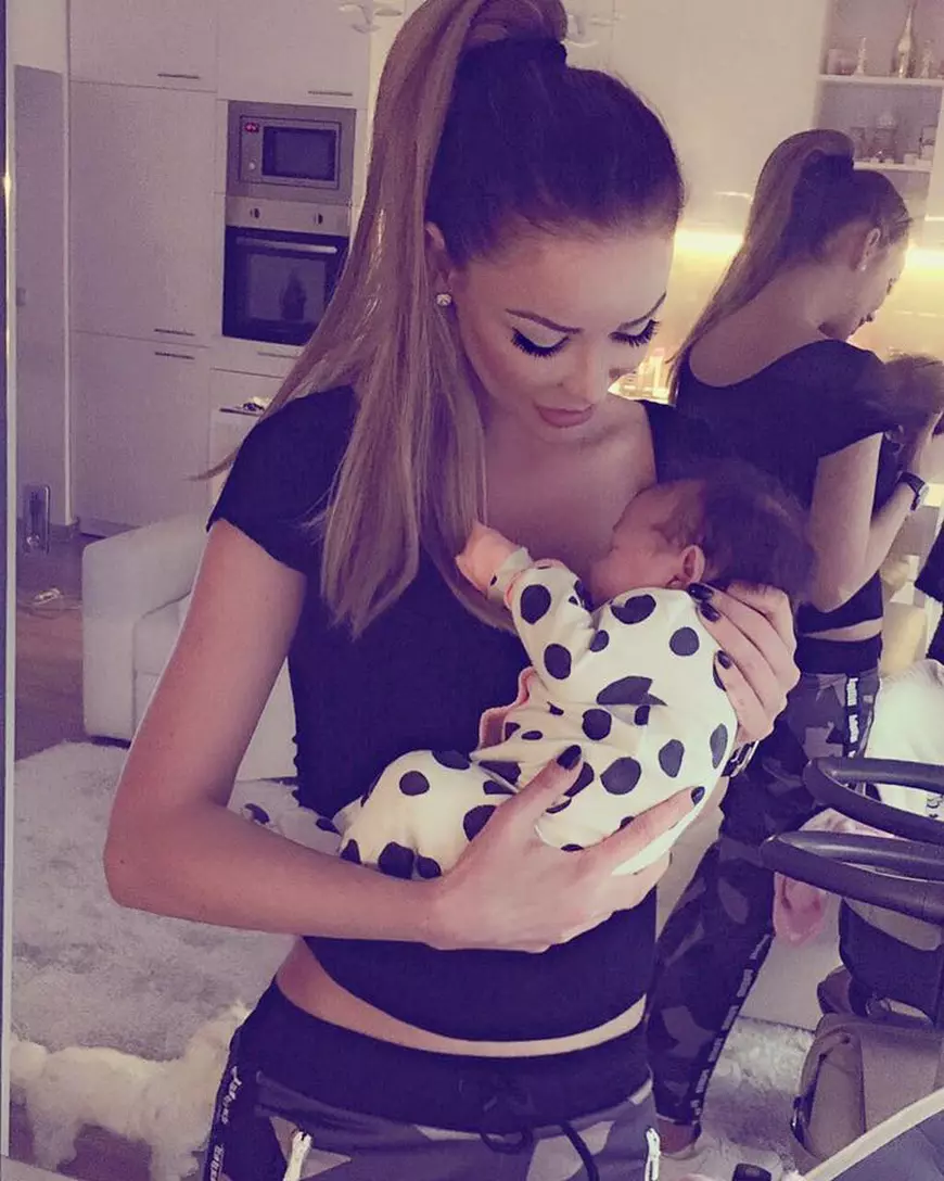 Bianca Drăgușanu își aniversează fetița. Sofia a împlinit o lună