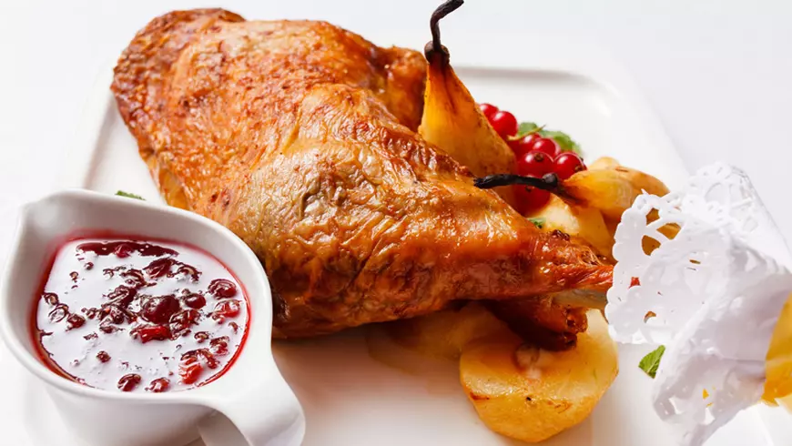 curcan-cu-pere-si-coacaze