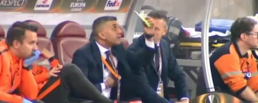 Mache îi explică lui Meme că „e de sus”