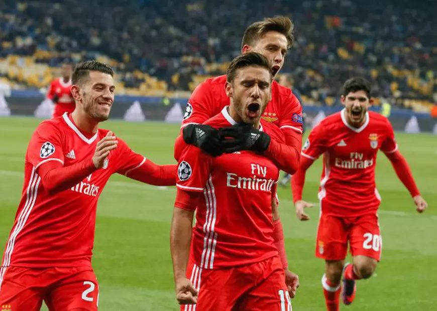 epa05592505 Eduardo Salvio (C) of Benfica celebrates with teammates after scoring the 0-1 opening goal during the UEFA Champions League group B soccer match between Dynamo Kyiv and Benfica Lisbon at the Olimpiyskiy stadium in Kiev, Ukraine, 19 October 2016.