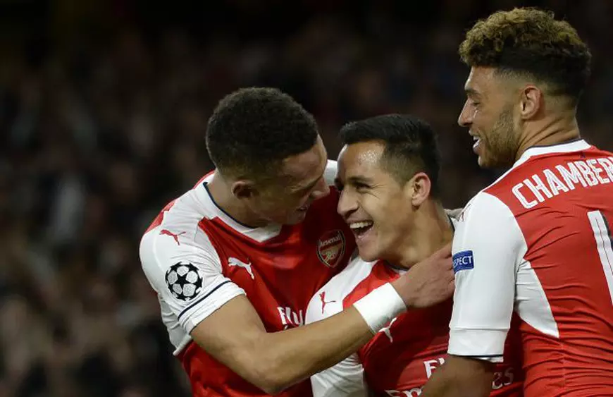 epa05592542 Alexis Sanchez of Arsenal (centre) is congratulated by teammates Kieran Gibbs (left) Alex Oxlade-Chamberlain (right) after scoring against Ludogorets Razgrad during the UEFA Champions League group A soccer match between Arsenal FC and PFC Ludogorets Razgrad at the Emirates Stadium in London, Britain, 19 October 2016. EPA/WILL OLIVER