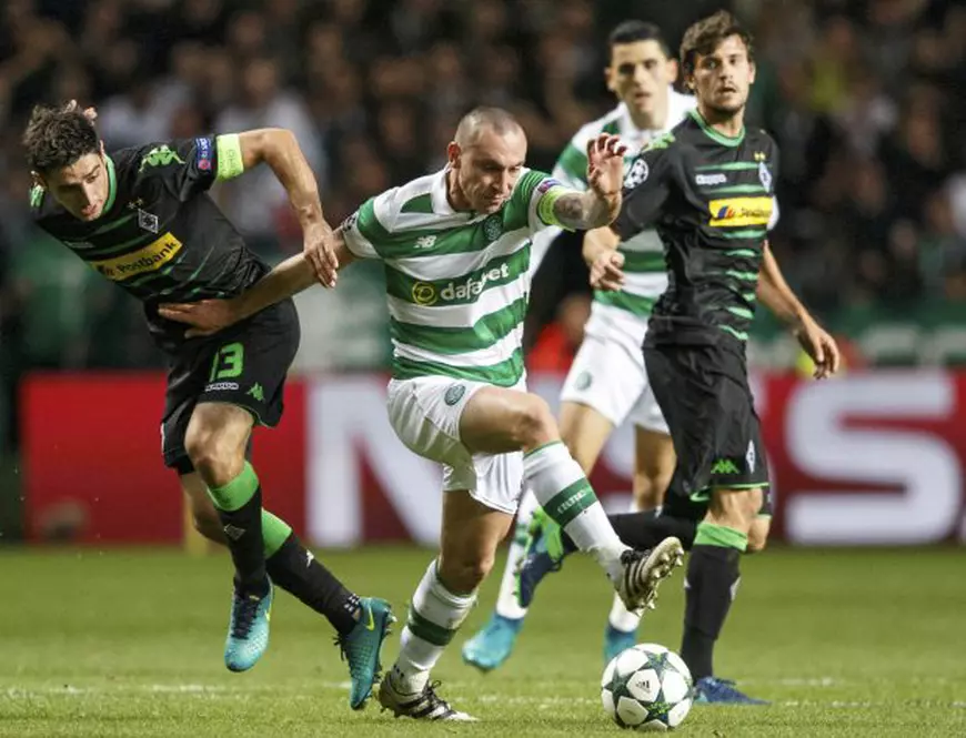 epa05592599 Scott Brown (C) of Celtic in action against Moenchengladbach's Lars Stindl (L) during the UEFA Champions League Group C match between Celtic Glasgow and Borussia Moenchengladbach, in Glasgow, Scotland, Britain, 19 October 2016. EPA/ROBERT PERRY