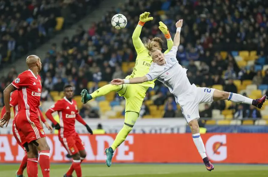 epaselect epa05592616 Domagoj Vida (R) of Dynamo vies for the ball with Ederson (C) goalkeeper of Benfica during the UEFA Champions League group B soccer match between Dynamo Kyiv and Benfica Lisbon at the Olimpiyskiy stadium in Kiev, Ukraine, 19 October 2016. EPA/SERGEY DOLZHENKO