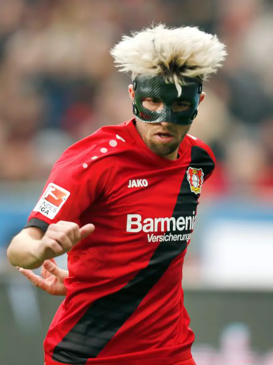 epa05597916 Kevin Kampl of Hoffenheim is in action with a protective mask during the German Bundesliga soccer match between Bayer Leverkusen 04 and TSG 1899 Hoffenheim at the BayArena in Leverkusen, Germany, 22 October 2016. (EMBARGO CONDITIONS - ATTENTION: Due to the accreditation guidelines, the DFL only permits the publication and utilisation of up to 15 pictures per match on the internet and in online media during the match.) EPA/Ina Fassbender