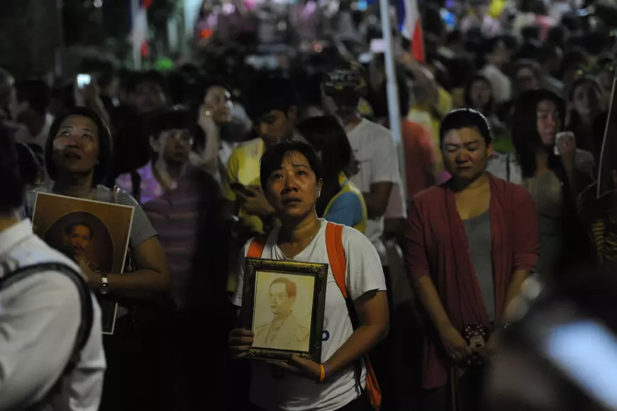 Oamenii din Thailanda își plâng regele