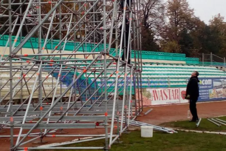 Un sucevean se uită uimit la noua minune de pe stadionul ”Areni”, un stâlp al instalației de nocturnă FOTO: suceavanews.ro