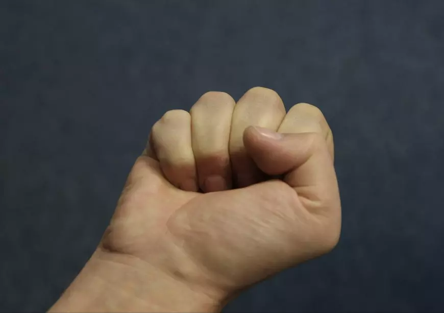 Cum strângi pumnul îți dezvăluie personalitatea