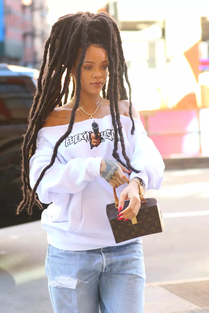 Rihanna, la o plimbare pe străzile din New York