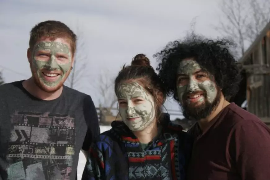 Roger Mena, împreună cu iubita sa, Suzana, și un oaspete