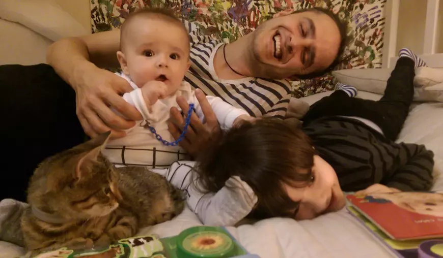 Cântărețul adoră să se joace cu puștii lui, iar uneori ia parte la hârjoneală și pisicuța familiei