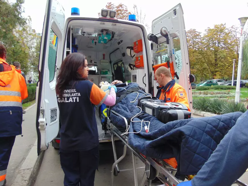 Unul dintre oamenii străzii arși în Galați, transferat în Capitală. 