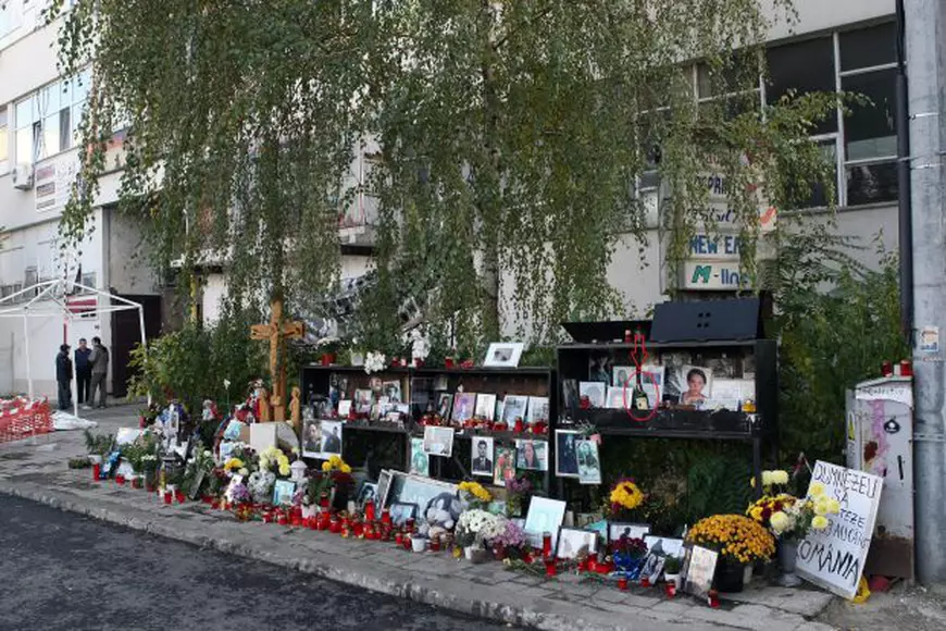 Înainte de comemorare, sticla de whisky era în troița din fața clubului Colectiv, printre fotografii și candele